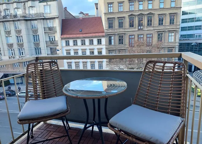 Balcony Apartment, 5 Min Walk To First District Daire
